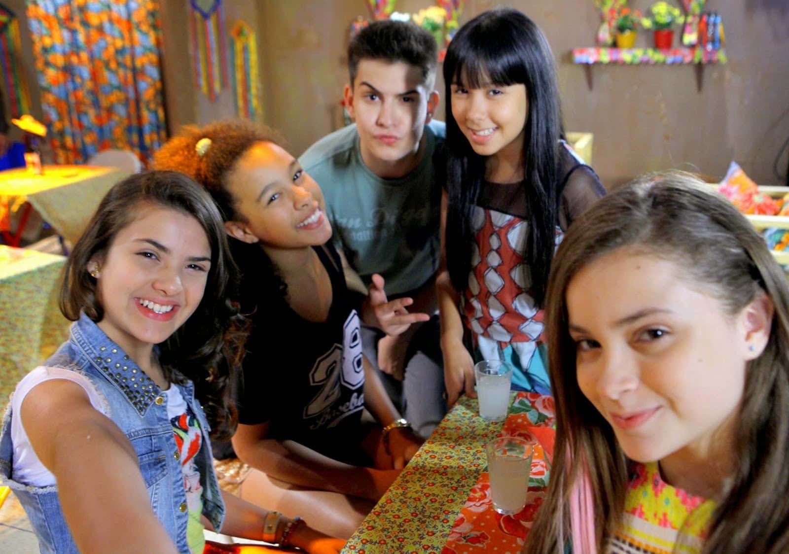 Elenco de "Chiquititas" nos bastidores (Foto: Divulgação)