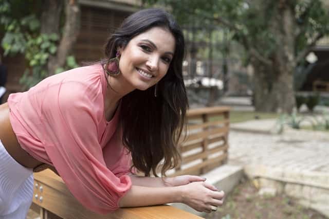 Patricia Poeta no jardim do 'É de Casa' (Foto: Globo/Renato Rocha Miranda)