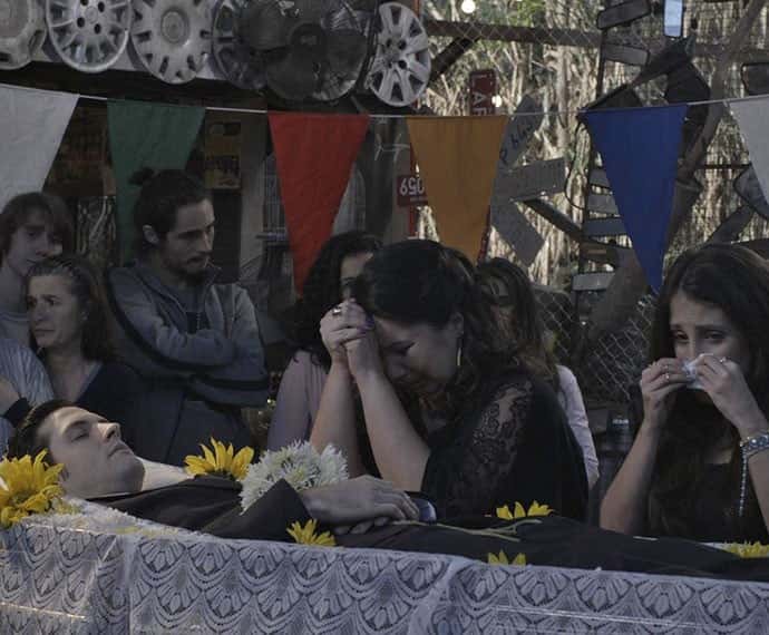 Claudete e Mirela choram a morte do amado (Foto: TV Globo)