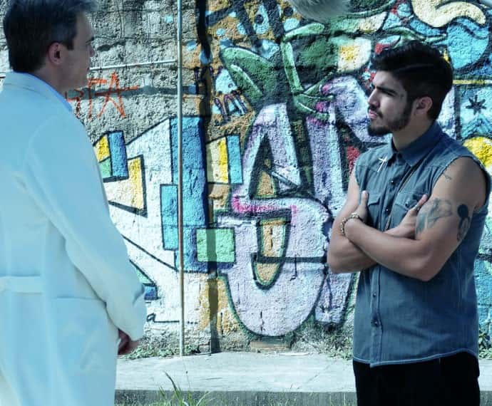 Grego ouve atentamente ao que Tomás tem a dizer (Foto: Bruna Magalhães/Gshow)