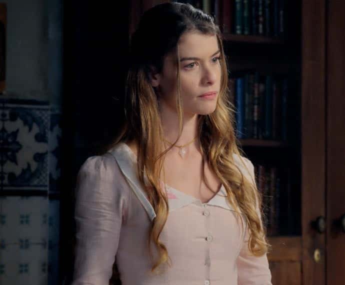 Lívia revela seus planos ao padre Luís (Foto: TV Globo)