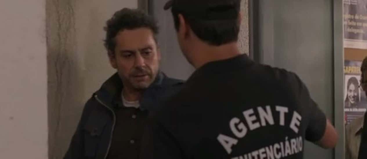 Alexandre Nero na cena em que seu personagem tenta entrar no presídio