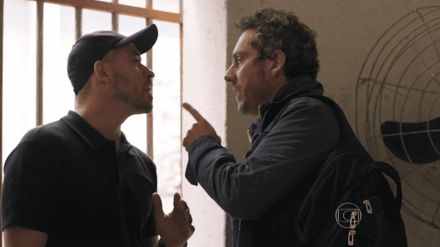 Romero discute com segurança e diz que é da Anistia Internacional em "A Regra do Jogo" (Foto: Reprodução/Globo)