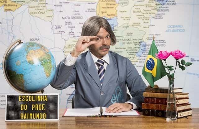 Professor Raimundo (Bruno Mazzeo) no comando da Escolinha (Foto: Globo/João Miguel Júnior)