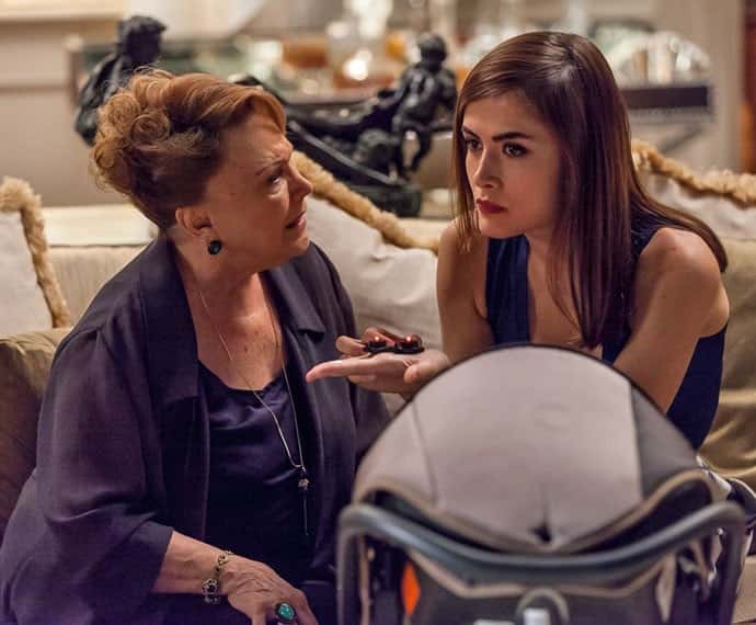 Margot fica preocupada ao ver as escutas que Izabelita encontrou em casa (Foto: Artur Meninea/Gshow)