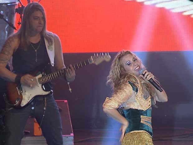 Joelma e o novo guitarrista da banda (Foto: TV Globo/Reprodução))