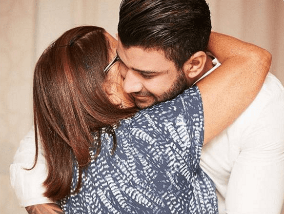 Gusttavo Lima posta foto abraçado com sua mãe (Foto: Reprodução/Instagram)