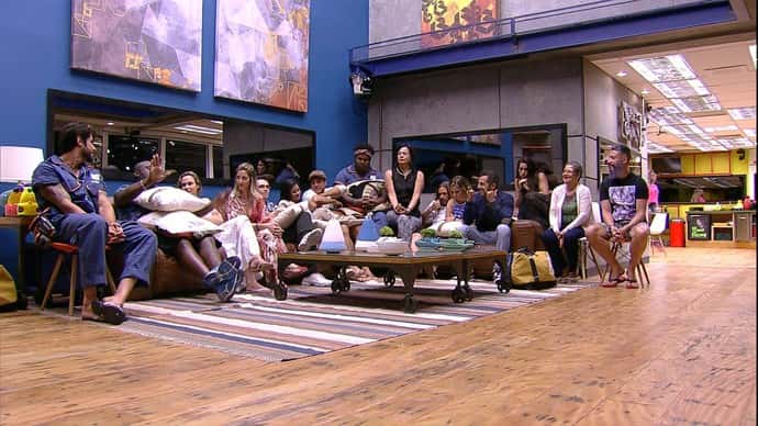 Brothers se reúnem na sala (Foto: TV Globo)