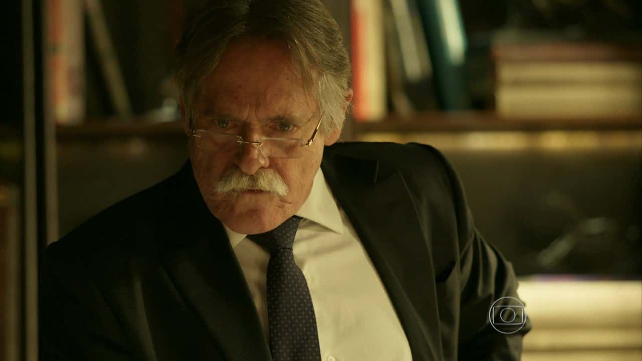 Gibson (José de Abreu) em cena de "A Regra do Jogo" (Foto: Reprodução/Globo)