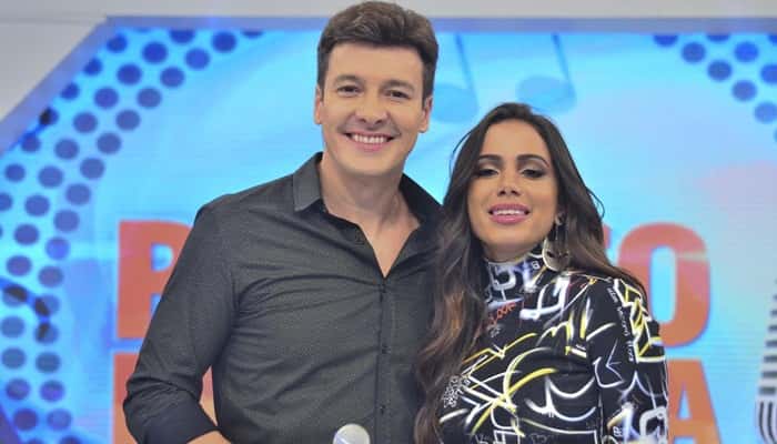 Rodrigo Faro e Anitta no programa de ontem (29) (Foto: Antonio Chahestian/Record)