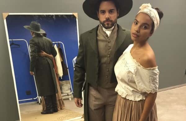 Gabriela Moreyra e o ator português Pedro Carvalho interpreta os protagonistas (Foto: Reprodução)