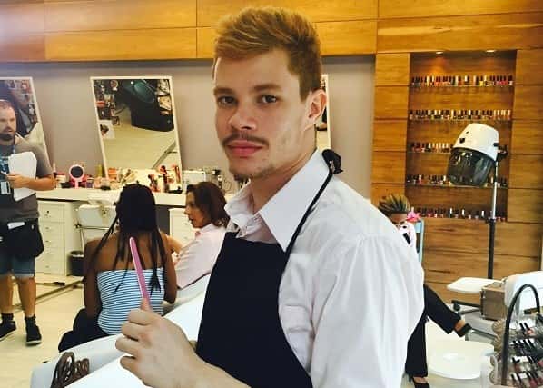 Vinicius Teixeira no set da novela "Babilônia" (Foto: Divulgação)