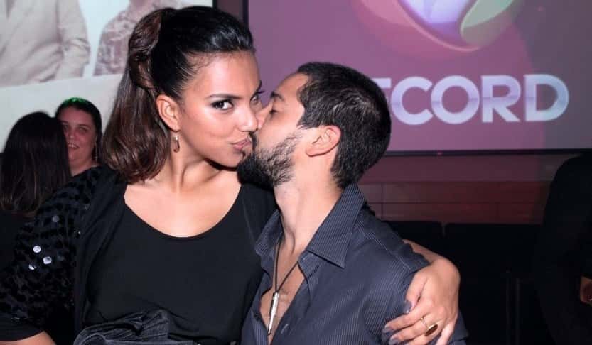 Gabriela Moreyra e o namorado em evento da Record (Foto: Divulgação)