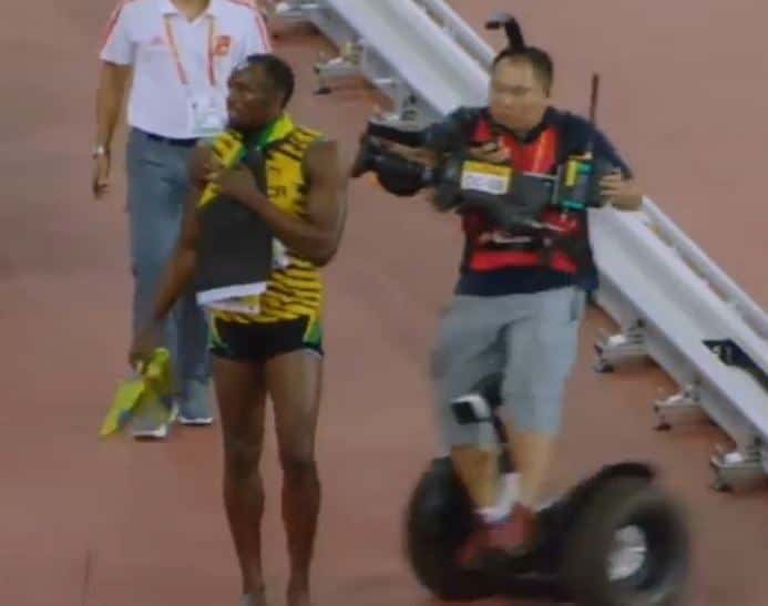 Ao comemorar tetra, Bolt é atropelado (Foto: Reprodução / Youtube)