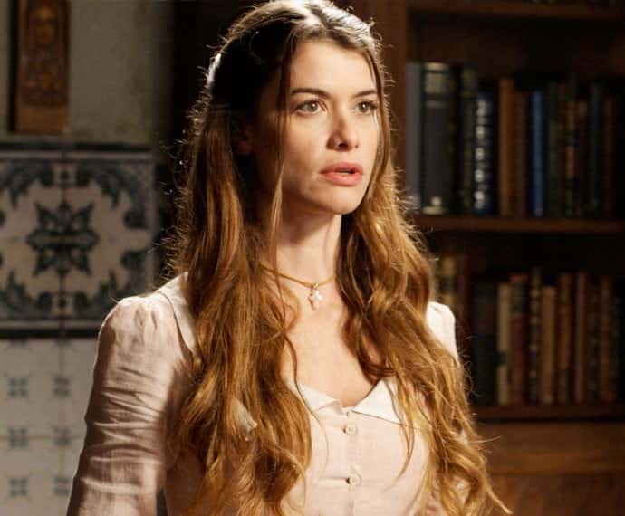 Lívia é encurralada por padre Luís (Foto: TV Globo)