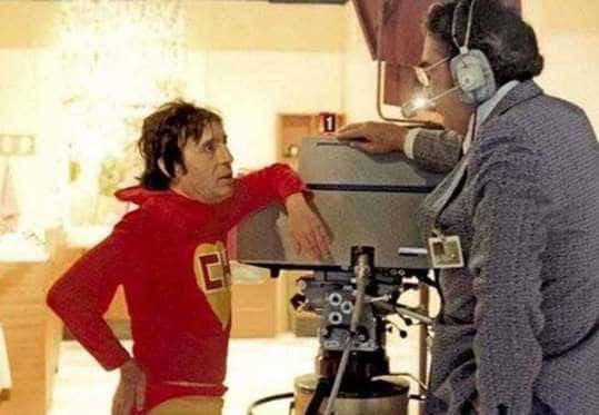Registro raro de Roberto Bolaños nos bastidores de "Chapolin". (Foto: Reprodução)