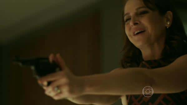 Carolina ameaça Angel e Alex com uma arma (Foto: Reprodução)