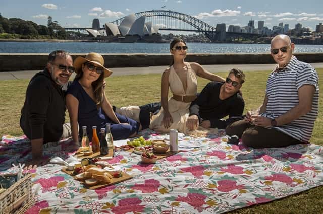 Germano (Humberto Martins), Lili (Vivianne Pasmanter), Carolina (Juliana Paes), Arthur (Fábio Assunção) e Pietro (Marat Descartes) em piquenique no Mrs. Macquarie's Chair, Sydney, Austrália (Foto: Globo/Renato Rocha Miranda)