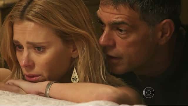 Lara (Carolina Dieckmann) e Orlando (Du Moscovis) em cena de "A Regra do Jogo" (Foto: Reprodução/Globo)