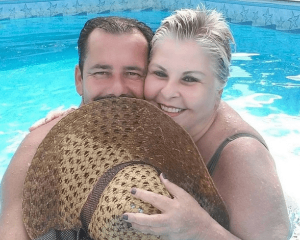Luciano Silva ao lado da vovó ex-BBB (Foto: Reprodução/Twitter)