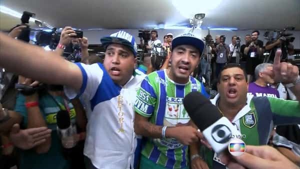 Integrantes da Unidos de Vila Maria se revoltam durante apuração (Foto: Reprodução/Globo)