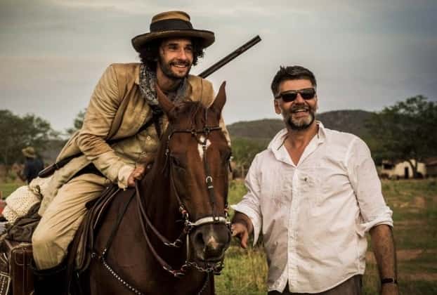 Diretor ao lado de Rodrigo Santoro. (Foto:Divulgação/TV Globo)