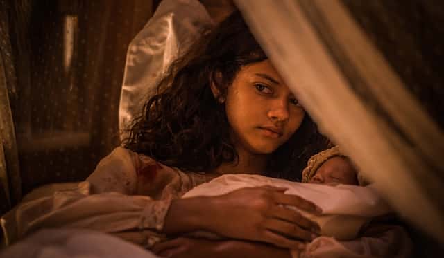Leonor (Marina Nery) com a filha (Foto: Globo/Caiuá Franco)