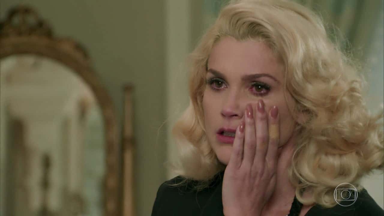 Sandra (Flávia Alessandra) em cena de "Êta Mundo Bom" (Foto: Reprodução/Globo)