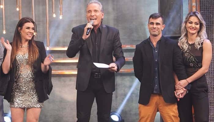 Simony e os vencedores Laura e Jorge, com Justus na final do "Power Couple" (Foto: Edu Moraes/Record)