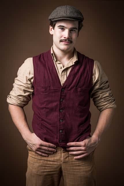Nicolas Prattes como Alfredo na segunda fase de Éramos Seis (Foto: Globo/Raquel Cunha) Nicolas Prattes como Alfredo na segunda fase de Éramos Seis (Foto: Globo/Raquel Cunha)