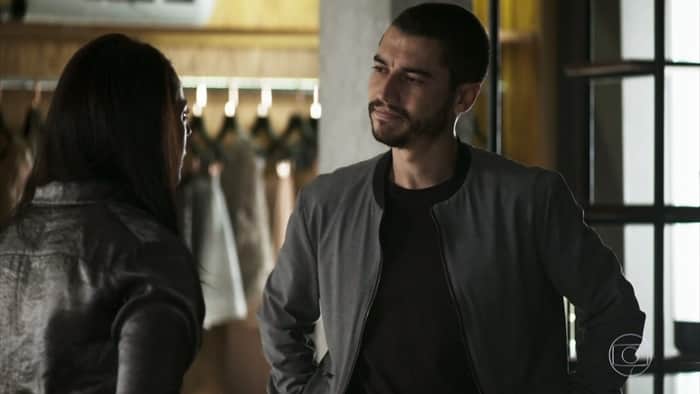 Camilo (Lee Taylor) e Vivi (Paolla Oliveira) em cena de A Dona do Pedaço (Foto: Reprodução/Globo) Camilo (Lee Taylor) e Vivi (Paolla Oliveira) em cena de A Dona do Pedaço (Foto: Reprodução/Globo)