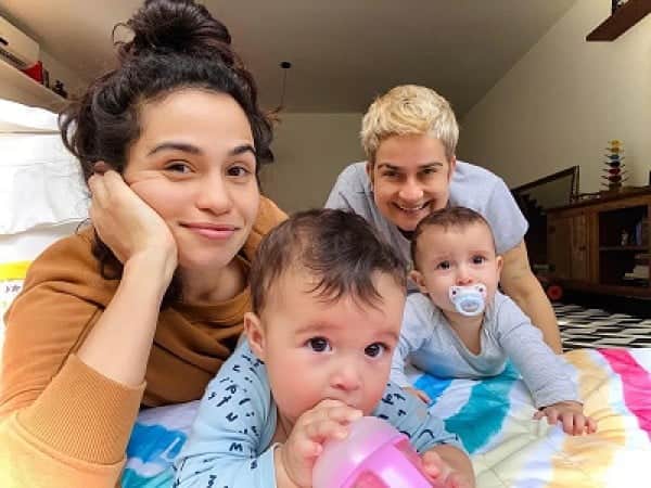 Atriz Nanda Costa ao lado de sua espoa e suas duas filhas (Foto: Reprodução, Instagram) Atriz Nanda Costa ao lado de sua espoa e suas duas filhas (Foto: Reprodução, Instagram)