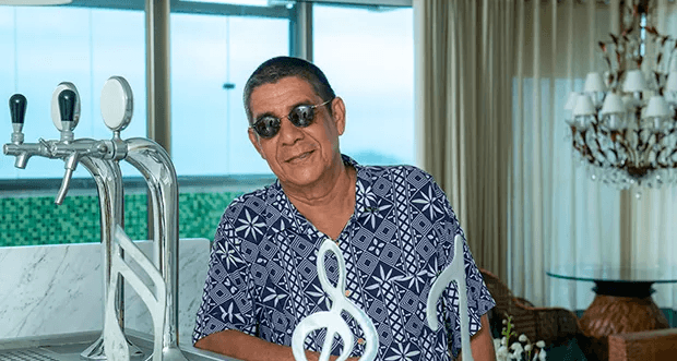 Zeca Pagodinho é dono de duplex luxuoso que possui até canto para orar (Foto: Fábio Cordeiro/ Ed. Globo) Zeca Pagodinho é dono de duplex luxuoso que possui até canto para orar (Foto: Fábio Cordeiro/ Ed. Globo)