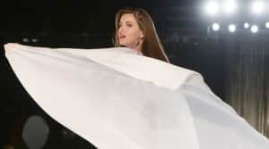 Arlete/Angel ( Camila Queiroz ) em seu primeiro desfile (Foto: Globo/Zé Paulo Cardeal) Arlete/Angel ( Camila Queiroz ) em seu primeiro desfile (Foto: Globo/Zé Paulo Cardeal)