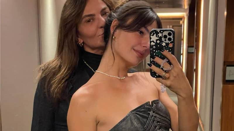 Mãe de Isis Valverde surge ao lado da atriz e beleza impressiona Mãe de Isis Valverde surge ao lado da atriz e beleza impressiona
