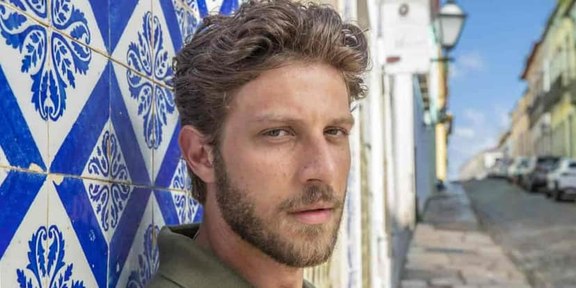 Chay Suede em Travessia. (Foto: Reprodução / Globo) Chay Suede em Travessia. (Foto: Reprodução / Globo)