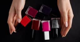 Adeus, unha descascando: 3 segredos de salão para o esmalte durar mais de uma semana