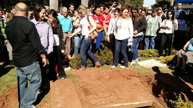 Corpo de Allana, namorada de Cristiano Araújo, é enterrado - TV Foco