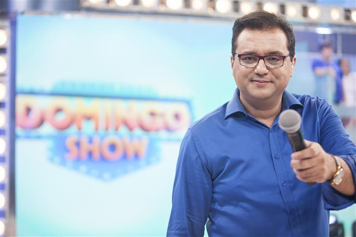 Geraldo Luís apresenta o "Domingo Show" (Foto: Divulgação / Record)