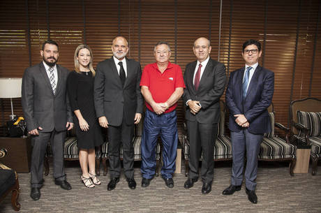 Executivos da Record e da TV Cidade se reúnem para renovar parceria. (Foto: Edu Moraes/Rede Record)