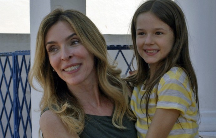 Kiki (Deborah Evelyn) e sua filha Aninha em cena de "A Regra do Jogo" (Foto: Globo/Divulgação)