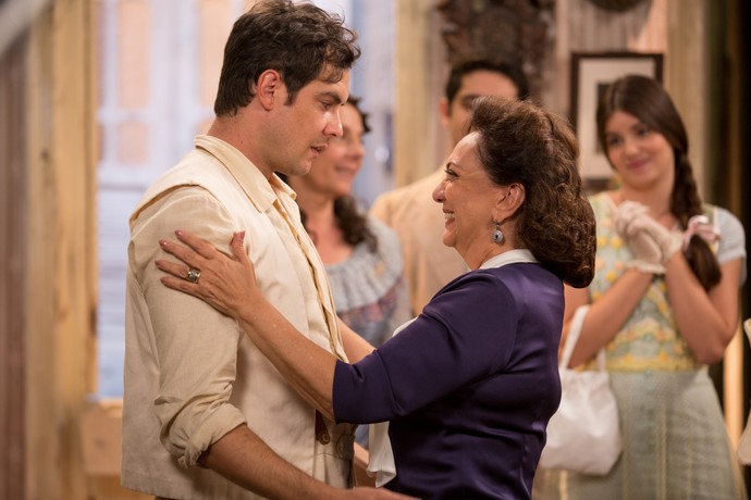Sérgio Guizé e Eliane Giardini em cena da novela "Êta Mundo Bom!" (Foto: Globo/João Cotta)