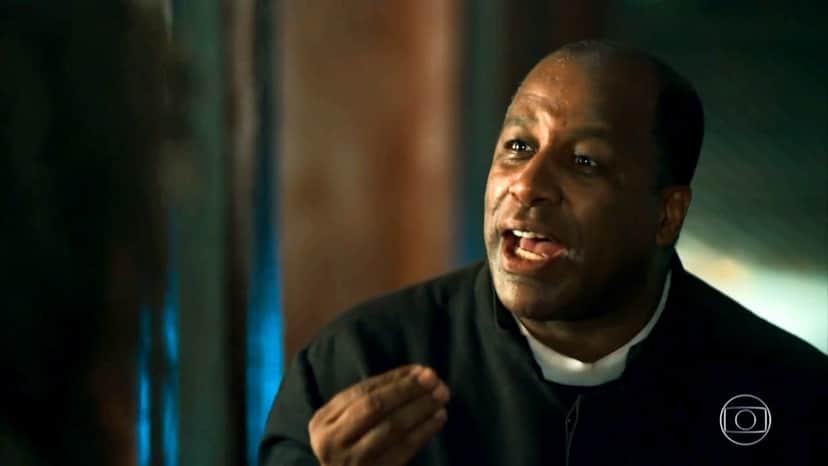 Padre Ramiro (Ailton Graça) em O Sétimo Guardião (Foto: Reprodução/Globo) Padre Ramiro (Ailton Graça) em O Sétimo Guardião (Foto: Reprodução/Globo)