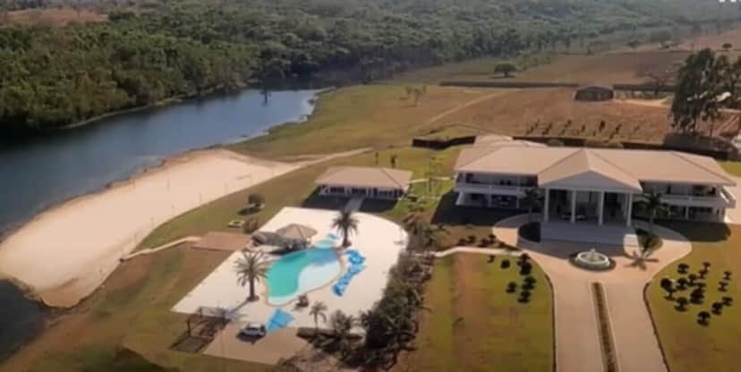 Mansão, piscina e lago do cantor (Foto: Reprodução/ YouTube) Mansão, piscina e lago do cantor (Foto: Reprodução/ YouTube)