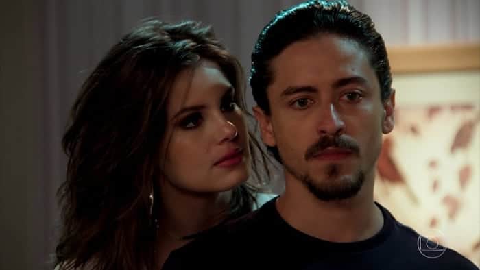 Jerônimo (Jesuíta Barbosa) e Vanessa (Camila Queiroz) em cena de Verão 90 (Foto: Reprodução/Globo) Jerônimo (Jesuíta Barbosa) e Vanessa (Camila Queiroz) em cena de Verão 90 (Foto: Reprodução/Globo)