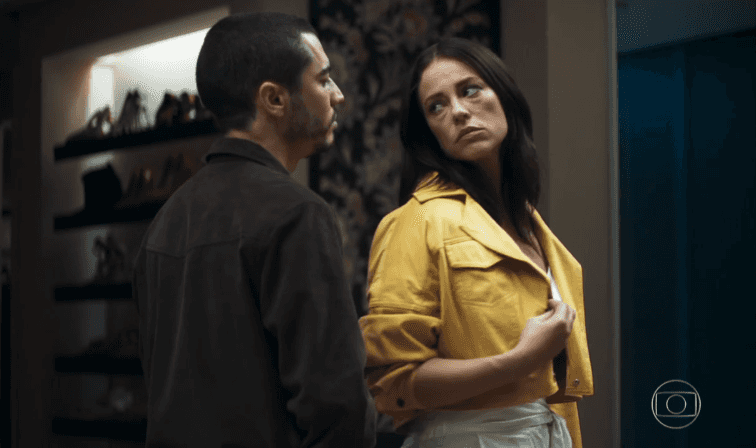 Camilo (Lee Taylor) vai se vingar de Vivi (Paolla Oliveira) após descobrir traição com Chiclete (Sergio Guizé) em A Dona do Pedaço (Foto: Reprodução/Globo) Camilo (Lee Taylor) vai se vingar de Vivi (Paolla Oliveira) após descobrir traição com Chiclete (Sergio Guizé) em A Dona do Pedaço (Foto: Reprodução/Globo)