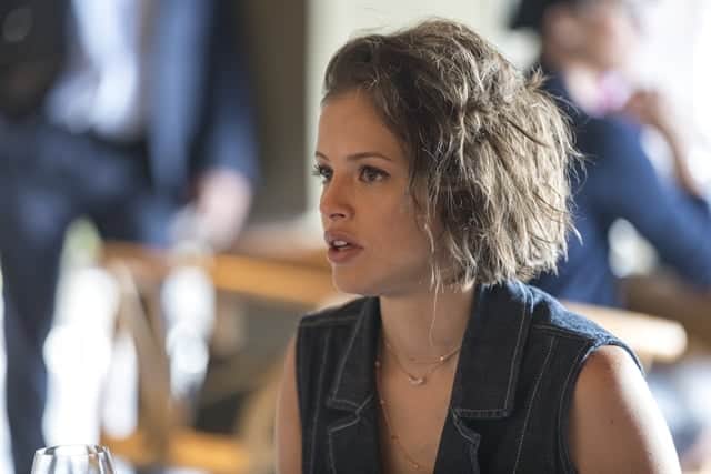Josiane (Agatha Moreira) dá golpe e rouba Maria da Paz em A Dona do Pedaço (Foto: Globo/Paulo Belote) Josiane (Agatha Moreira) dá golpe e rouba Maria da Paz em A Dona do Pedaço (Foto: Globo/Paulo Belote)