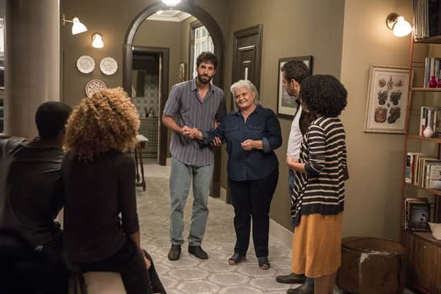 Nilda (Jussara Freire) aparece na casa de Amadeu (Marcos Palmeira) em A Dona do Pedaço (Foto: Globo/Victor Pollak) Nilda (Jussara Freire) aparece na casa de Amadeu (Marcos Palmeira) em A Dona do Pedaço (Foto: Globo/Victor Pollak)